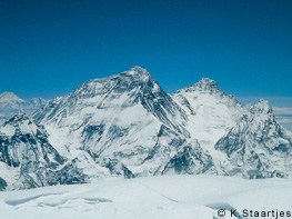 Uitzicht vanaf top Cho Oyu met 3 achtduizenders in beeld (Everest, Lhotse en Kangenjunga) (Foto K. Staartjes)